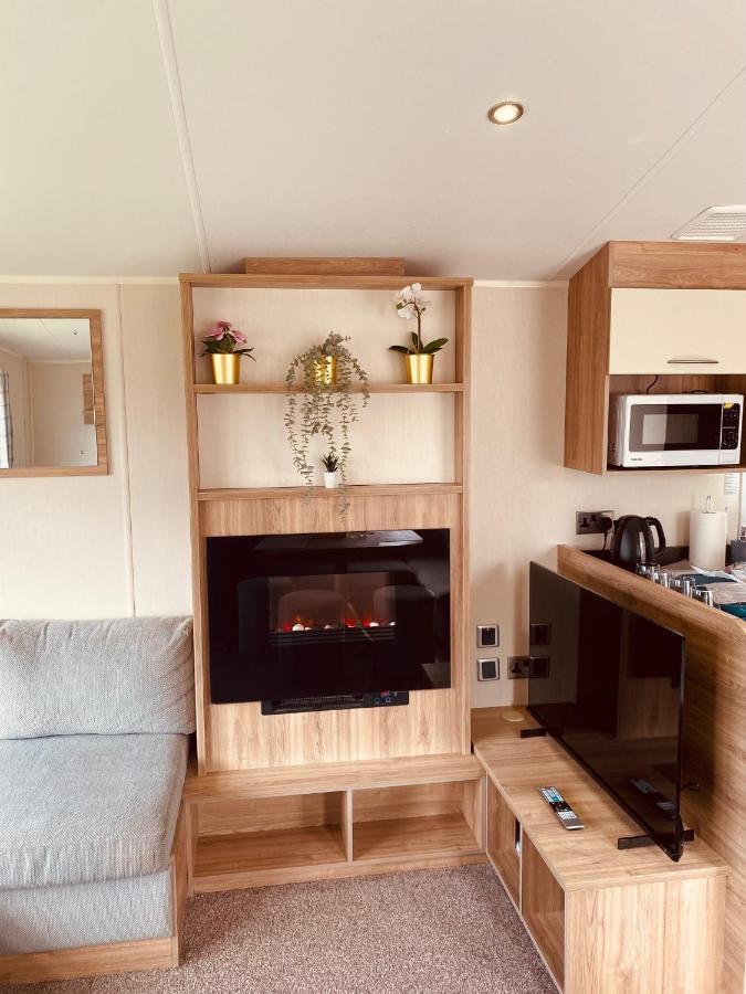 8 Bed Sun Decked Caravan Unlimited High Speed Wifi And Fun At Seawick Holiday Park Clacton-on-Sea Ngoại thất bức ảnh
