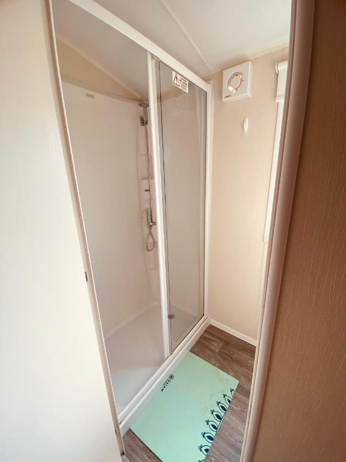 8 Bed Sun Decked Caravan Unlimited High Speed Wifi And Fun At Seawick Holiday Park Clacton-on-Sea Ngoại thất bức ảnh