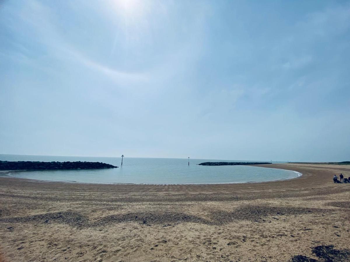 8 Bed Sun Decked Caravan Unlimited High Speed Wifi And Fun At Seawick Holiday Park Clacton-on-Sea Ngoại thất bức ảnh